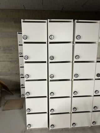 Lockerkasten met cijferslot en vergadertafels